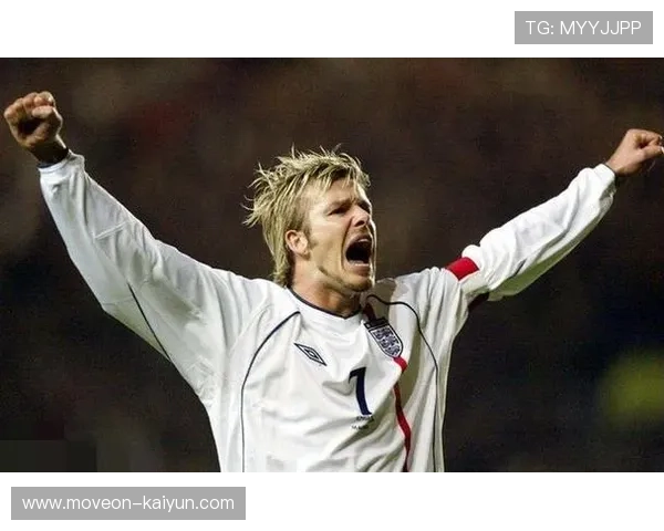 《与足球巨星并肩而立，他成了赛场上最闪耀的存在》